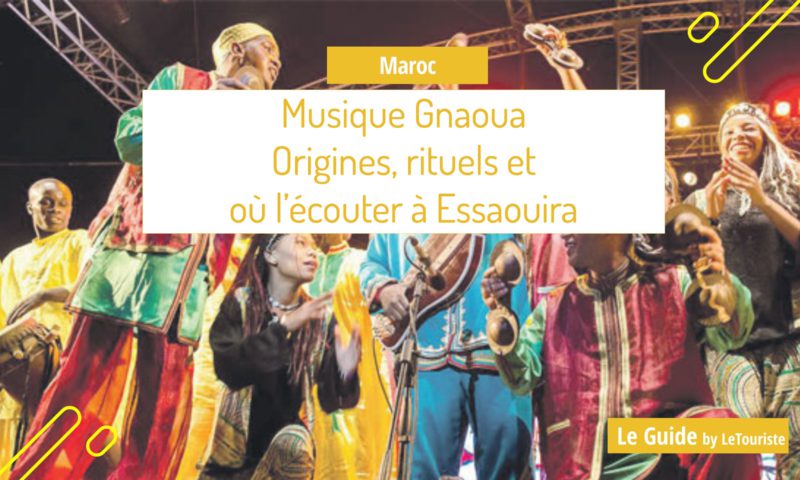 Maâlems et musiciens gnaoua en concert avec guembri et qraqeb